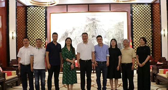 浙報集團(tuán)副社長程為民等參觀安特·倪東方藝術(shù)博物館