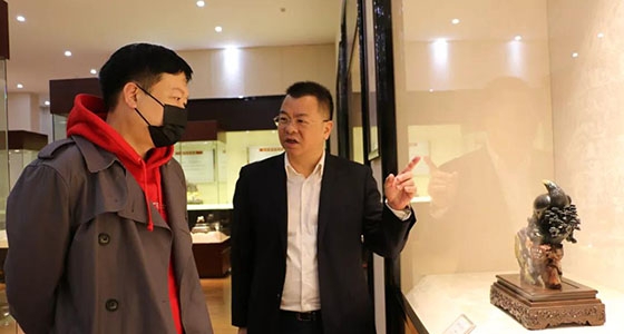 朱秀雄副縣長陪同宏逸集團(tuán)董事長蒞臨參觀倪東方藝術(shù)博物館