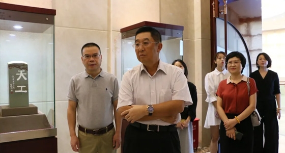 原中國(guó)僑聯(lián)副主席喬衛(wèi)蒞臨安特·倪東方藝術(shù)博物館