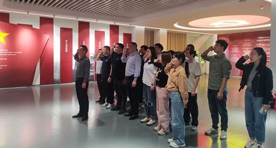 5月15日，安特園區(qū)黨總支就新修訂的《中國(guó)共產(chǎn)黨紀(jì)律處分條例》組織黨員開(kāi)展主題黨日學(xué)習(xí)活動(dòng)，進(jìn)一步堅(jiān)定理想信念、強(qiáng)化紀(jì)律意識(shí)、提高黨性修養(yǎng)。學(xué)習(xí)活動(dòng)中全體黨員重溫了入黨誓詞，用莊嚴(yán)的宣誓聲表達(dá)了安特全體黨員對(duì)黨的無(wú)限忠誠(chéng)與熱愛(ài)。安特園區(qū)黨總支副書(shū)記袁耀祖給全體黨員上黨紀(jì)學(xué)習(xí)教育專(zhuān)題黨課，強(qiáng)調(diào)《中國(guó)共產(chǎn)黨紀(jì)律處分條例》是規(guī)范黨組織和黨員行為的基礎(chǔ)性法規(guī)，要堅(jiān)持一條一條讀，逐字逐句悟，用黨紀(jì)黨規(guī)校正思